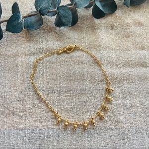 Delicate gold ornament bracelet